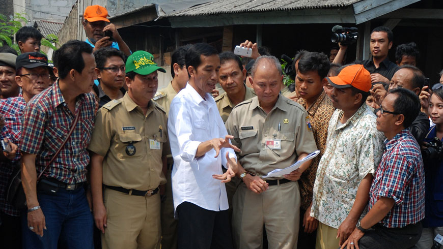 Jokowi memberikan arahan kepada bawahannya