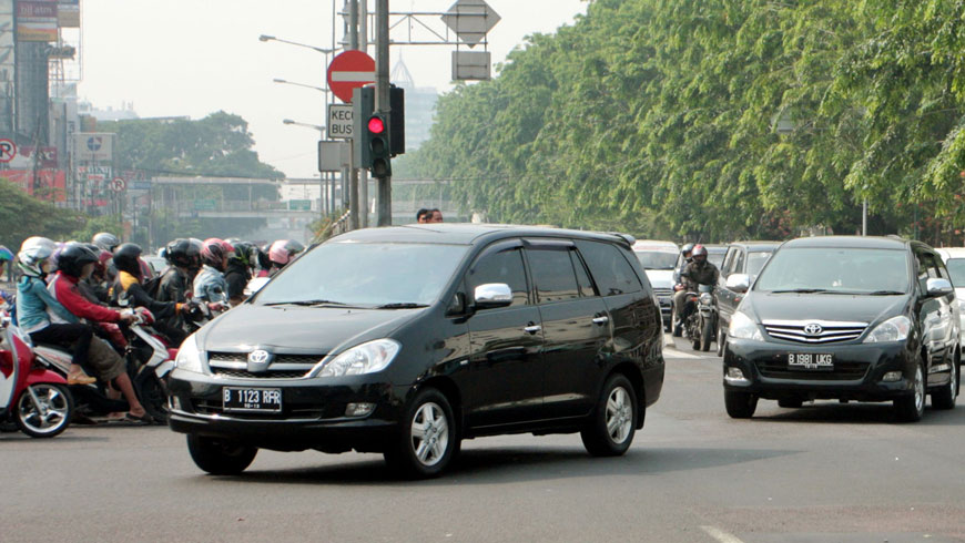 Innova hitam bernomor polisi B 1123 RFR yang membawa Gubernur DKI Jakarta Joko Widodo