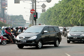 Kendaraan Innova hitam yang membawa Gubernur DKI Jakarta Joko Widodo tanpa pengawalan